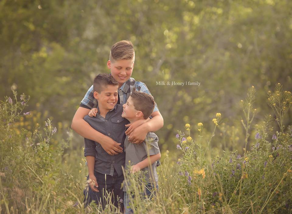 Family Photography: Sibling Poses - The Milky Way
