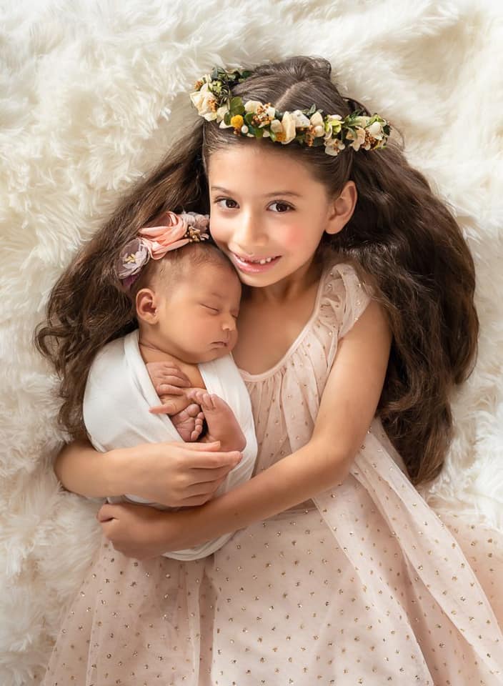 sibling poses of older child and newborn