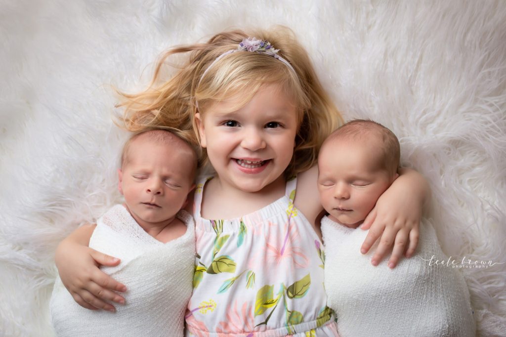 sibling poses with twins